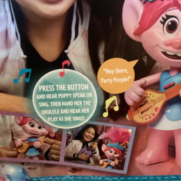 Hasbro Dreamworks Trolls singing ROCKSTAR POPPY with UKULELE - Picture 6 of 9